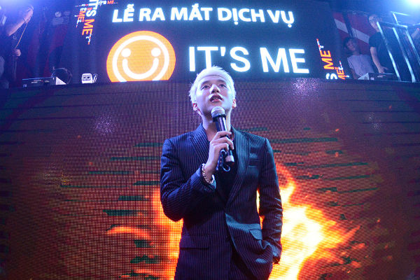 Xuất hiện tại Hà Nội sau ngày sinh nhật (5/7), ca sĩ “Không phải dạng vừa đâu” tham gia sự kiện ra mắt dịch vụ It's Me của Viettel tại Hero Bar.