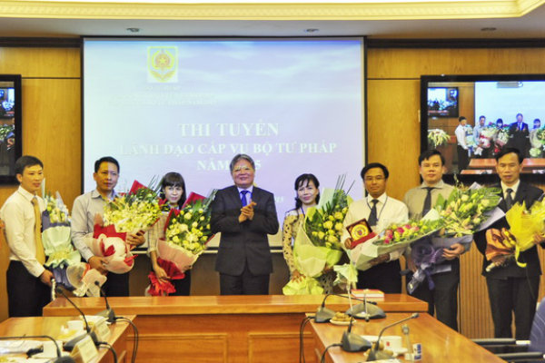 Bộ trưởng Bộ Tư pháp Hà Hùng Cường tặng hoa chúc mừng các ứng viên trúng tuyển.