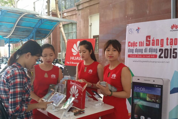 Sinh viên Đại học Kinh doanh và Công nghệ Hà Nội tìm hiểu cuộc thi 