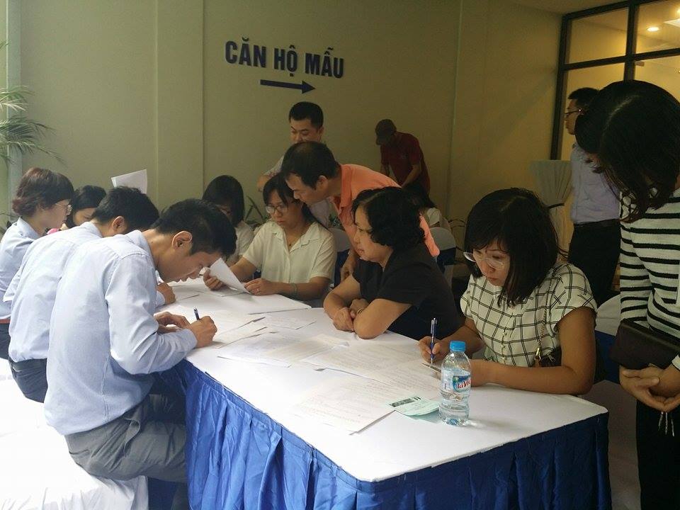 Khách hàng làm hợp đồng mua căn hộ tại Tràng An Complex sáng 07/11