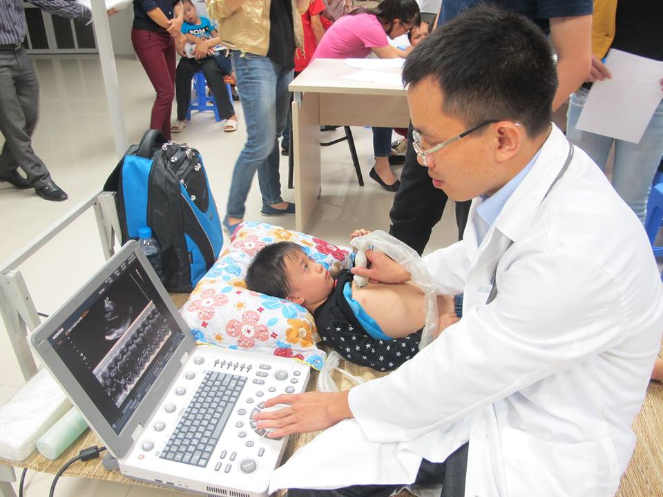 Các bác sĩ khám cho trẻ em tại huyện Bắc Mê