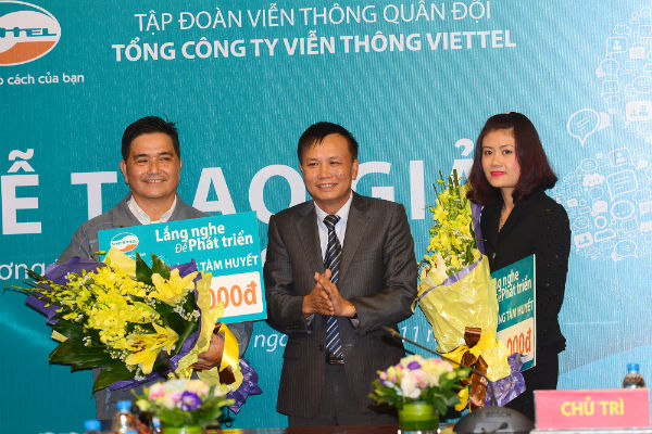 Ông Lê Hữu Hiền- PTGĐ Viettel Telecom trao giải đặc biệt của chương trình lắng nghe để phát triển năm 2014 cho khách hàng Nguyễn Hữu Cẩn