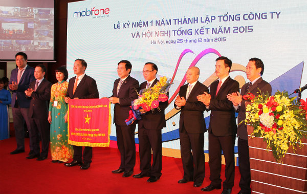 Bộ trưởng Nguyễn Bắc Son trao cờ thi đua của Chính phủ cho lãnh đạo MobiFone.
