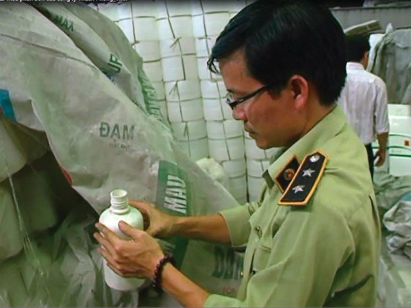 Cơ quan chức năng đang tiến hành kiểm tra kho hàng của Thuận Phong vào tháng 4/2015.