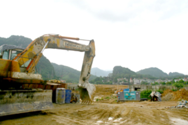 Thi công xây dựng hạ tầng KCN Bờ trái Sông Đà.