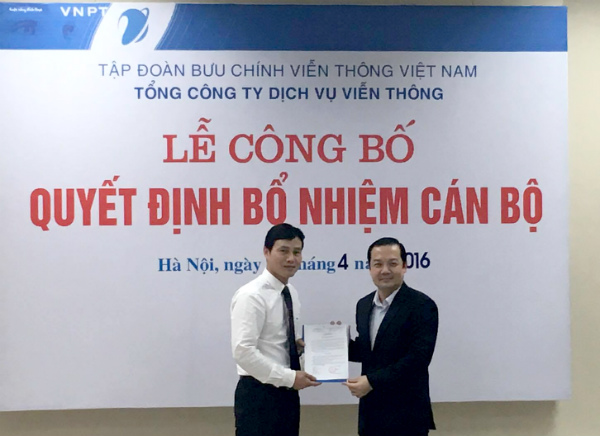 Ông Phạm Đức Long, Tổng giám đốc Tập đoàn VNPT (bên phải, áo đen) trao Quyết định bổ nhiệm cho ông Phạm Anh Tuấn (bên trái, áo trắng)