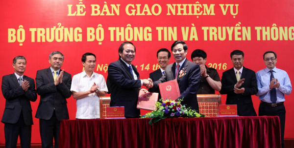 Nguyên Bộ trưởng Nguyễn Bắc Sao bàn giao nhiệm vụ cho tân Bộ trưởng Trương Minh Tuấn. Ảnh: Lê Anh Dũng