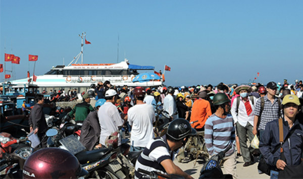 Hàng ngàn du khách đến đảo Lý Sơn dịp 8/3 năm nay. Ảnh: Vtc.vn