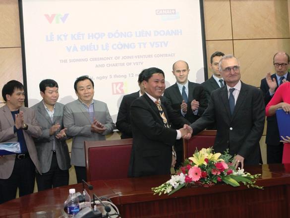 Ông Jacques du Puy, Chủ tịch Canal+ International Development và ông Nguyễn Thành Lương, Chủ tịch HĐTV K+ tại lễ ký kết