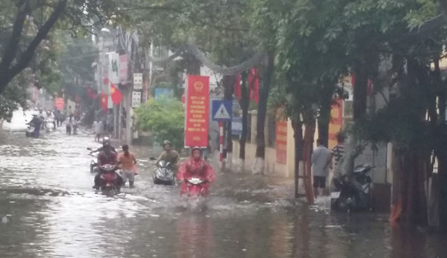 Khu vực đường Trần Bình Cầu Giấy ngập ngang đùi khiến đoạn đường này không thể lưu thông. 