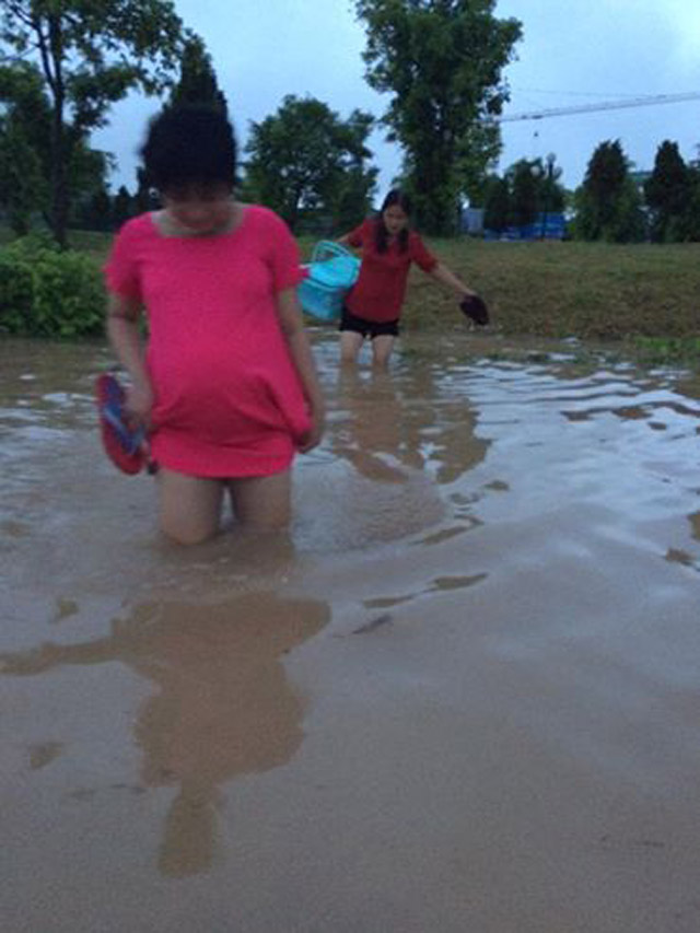 Nước ngập khiến bà bầu đi sinh phải lội nước rất nguy hiểm. Ảnh: CTV NC