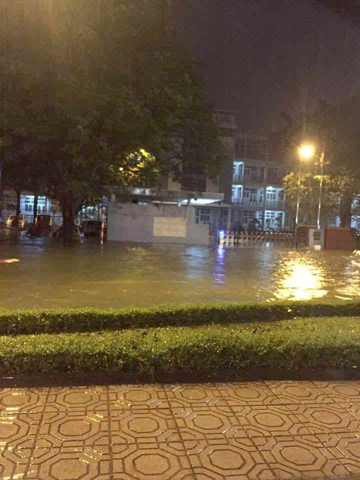 Khu vực Hoàng Quốc Việt ngập từ đêm 24/5.