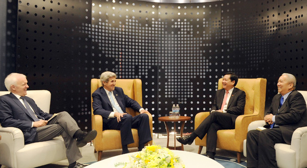 Buổi nói chuyện thân mật giữa Ngoại trưởng Hoa Kỳ John Kerry cùng Bí thư Thành ủy Đinh La Thăng tại phòng họp VIP – văn phòng Tập đoàn Bitexco - lầu 48 của tòa tháp Bitexco Financial Tower
