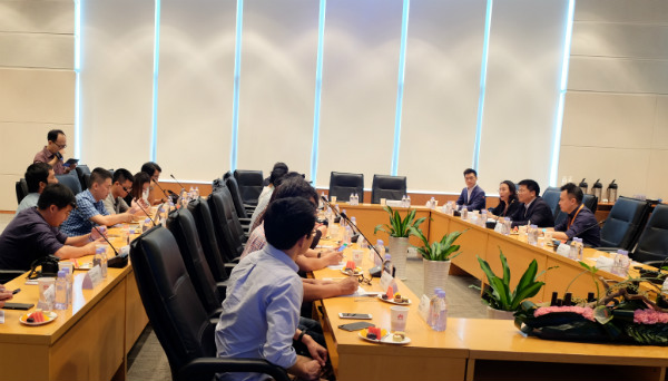 Ông Jim Xu, Phó Chủ tịch Huawei Consumer Business Group (CBG) chia sẻ kế hoạch kinh doanh Smartphone tại thị trường Việt Nam với các phóng viên.
