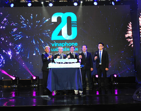 Lãnh đạo Bộ Thông tin và Truyền thông, Tập đoàn VNPT và VNPT VinaPhone nâng ly chúc mừng VinaPhone 20 tuổi.