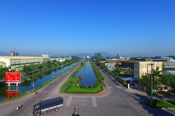 KCN Phú Nghĩa Nằm trên quốc lộ 6 giữa 2 thị trấn Xuân Mai và Chúc sơn, là điểm kết của đường Lê Văn Lương kéo dài, KCN Phú Nghĩa sở hữu vị trí đắc địa để sản xuất kinh doanh