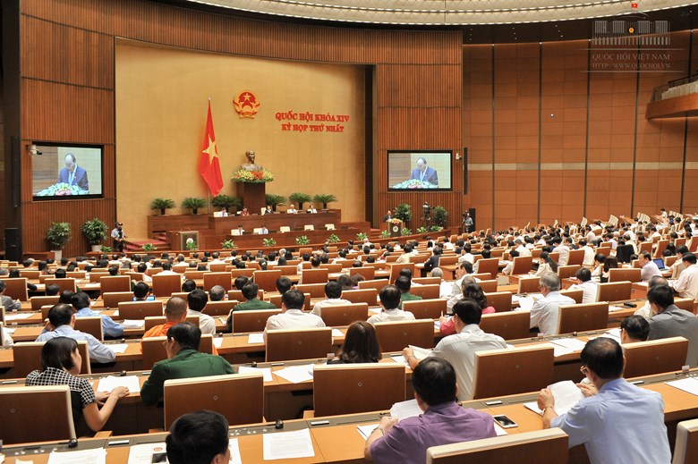 Thủ tướng Chính phủ Nguyễn Xuân Phúc trình bày Tờ trình đề nghị Quốc hội phê chuẩn thành viên Chính phủ chiều 27/7. Ảnh: Văn phòng Quốc hội.