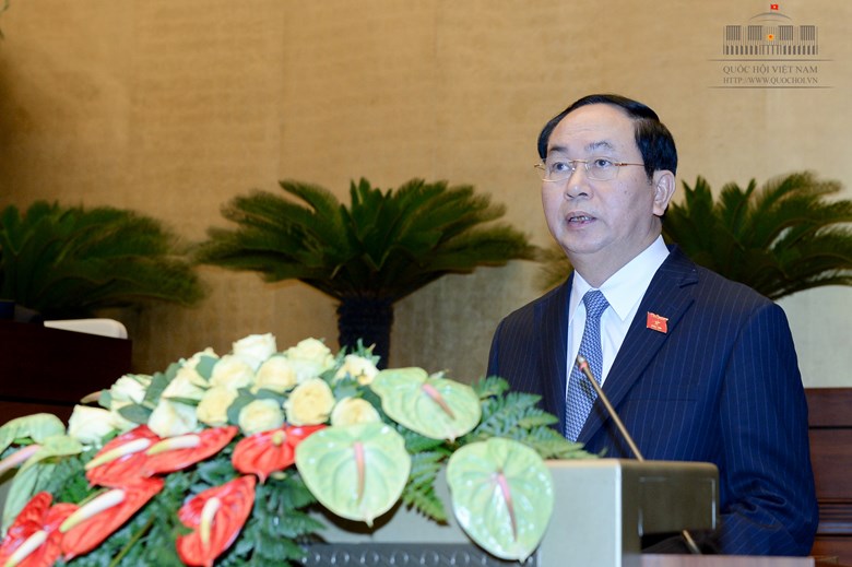 Chủ tịch nước Trần Đại Quang đọc tờ trình Viện trưởng Viện Kiểm sát Nhân dân tối cao