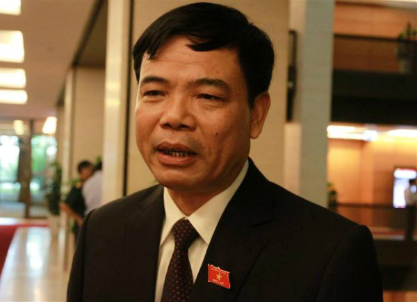 Bộ trưởng Nguyễn Xuân Cường trao đổi với báo chí bên lề QH (Ảnh: V.Hải - Lao Động)