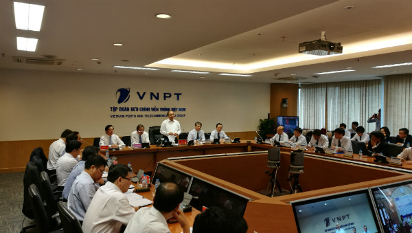 Thủ tướng Nguyễn Xuân Phúc đánh giá cao những kết quả mà VNPT đạt được trong quá trình tái cơ cấu VNPT, phát triển công nghệ mới, sản xuất công nghiệp và các sáng tạo trong hoạt động sản xuất kinh doanh. Ảnh: Hữu Tuấnnghi