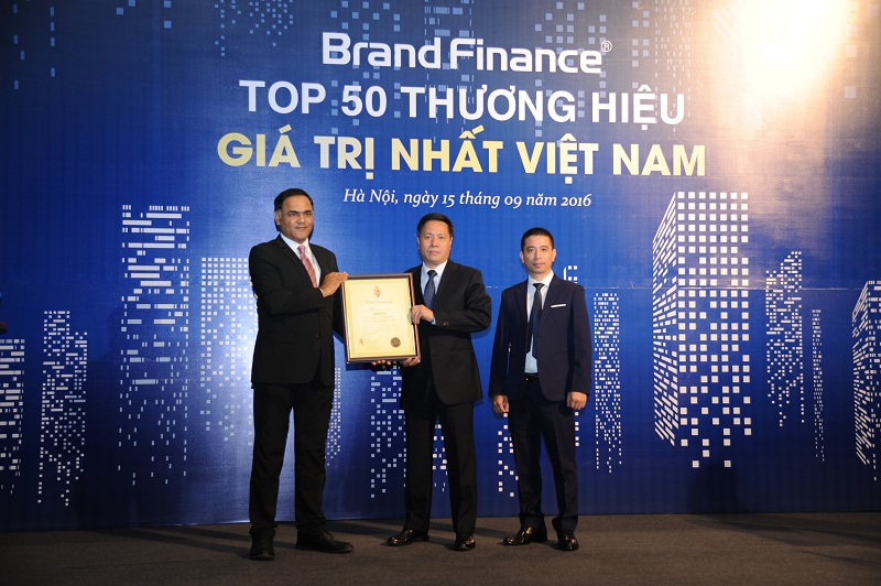 Ông Tô Dũng Thái - Giám đốc VinaPhone nhận chứng nhận Thương hiệu giá trị nhất Việt Nam 2016
