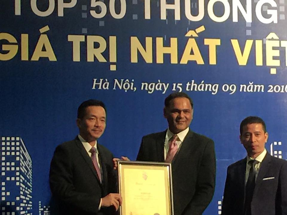 Ông Nguyễn Mạnh Hùng, Phó Tổng giám đốc MobiFoneÔng Tô Dũng Thái - Giám đốc VinaPhone nhận chứng nhận Thương hiệu giá trị nhất Việt Nam 2016