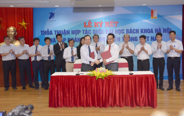  Ông Hoàng Minh Sơn, Bí thư Đảng ủy - Hiệu trưởng Trường ĐHBKHN và ông Phạm Đức Long, Phó Bí thư Đảng ủy - Tổng Giám đốc VNPT ký kết thỏa thuận hợp tác giai đoạn 2016-2020 giữa hai đơn vị.