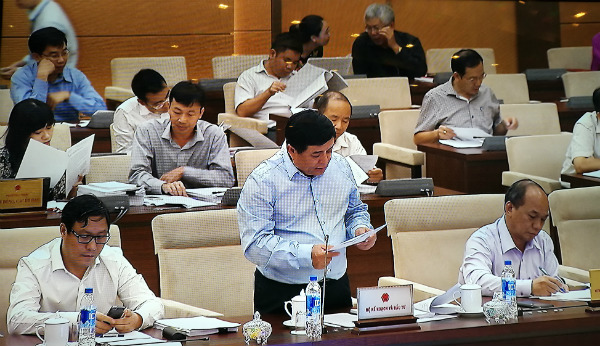 Bộ trưởng Nguyễn Chí Dũng đọc báo cáo tiếp thu, giải trình các ý kiến của UBTV Quốc hội về Dự án Luật Quy hoạch.