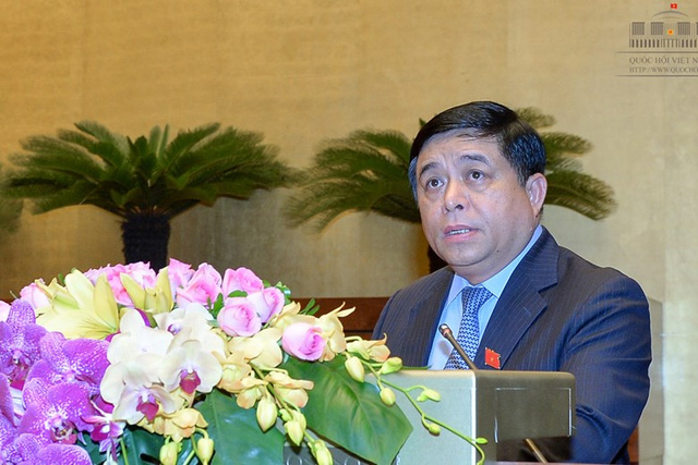 Bộ trưởng Bộ kế hoạch và đầu tư Nguyễn Chí Dũng, thừa ủy quyền của Thủ tướng Chính phủ trình bày Báo cáo kế hoạch đầu tư công trung hạn giai đoạn 2016-2020.