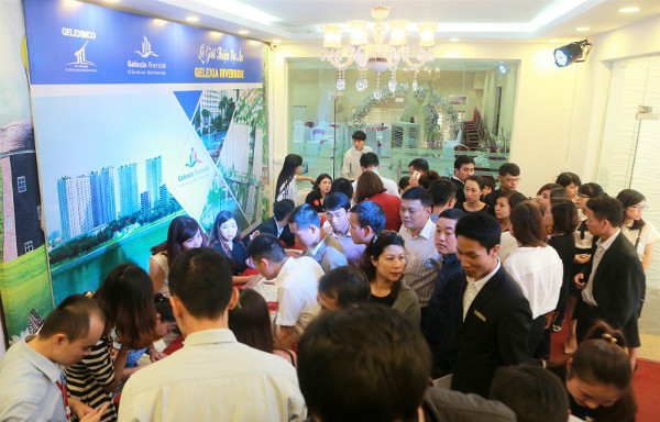 Pic 1: Hơn 500 khách hàng đến tham dự sự kiến, chật kín Hội trường lớn tại Ha Duong Palace.