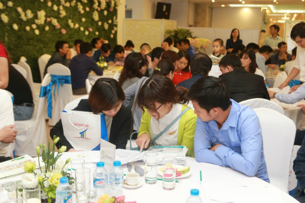Pic 2: Khách hàng được các chuyên viên kinh doanh của STDA, Phú Quý Land,NewDayLand,Netreal tư vấn nhiệt tình.