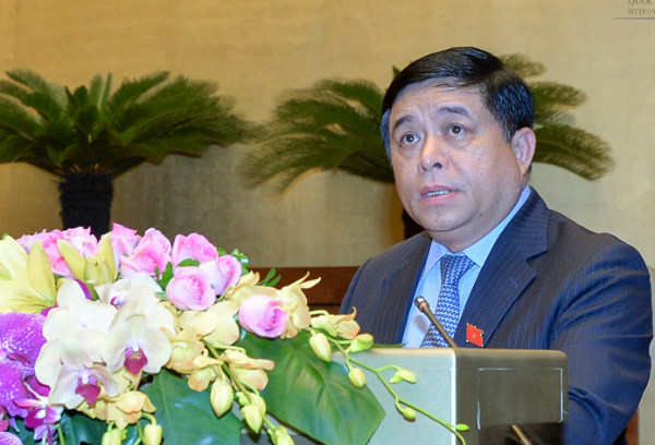 Bộ trưởng Bộ kế hoạch và đầu tư Nguyễn Chí Dũng, thừa ủy quyền của Thủ tướng Chính phủ trình bày Báo cáo kế hoạch đầu tư công trung hạn giai đoạn 2016-2020.