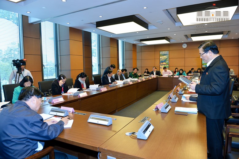 Các đại biểu Quốc hội thảo luận tại Tổ về Dự án Luật