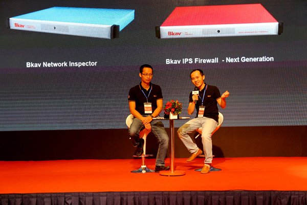 Ông Ngô Tuấn Anh (trái) và ông Vũ Ngọc Sơn (phải) tại cuộc giới thiệu sản phẩm chống tấn công mạng của Bkav.