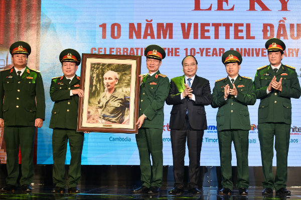 Thủ tướng Nguyễn Xuân Phúc tặng tranh chúc mừng Tâp đoàn Viettel.