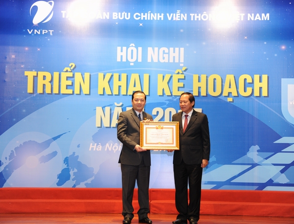 Bộ trưởng Trương Minh Tuấn trao bằng khen Chiến sỹ thi đua toàn quốc cho Tổng Giám đốc VNPT Phạm Đức Long