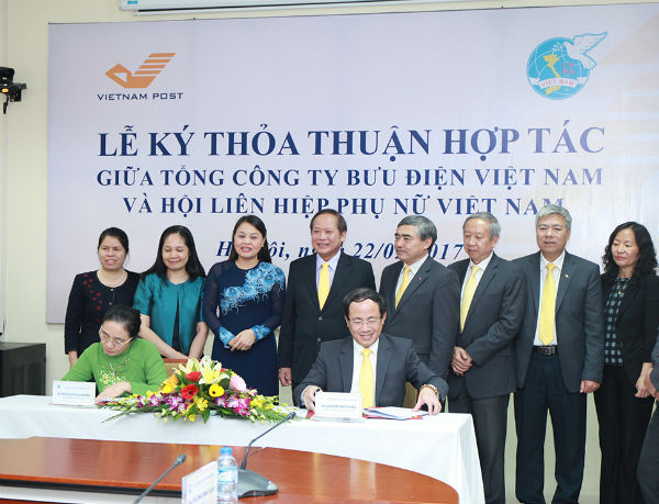 Lễ Ký kết thỏa thuận Hợp tác giữa Vietnam Post với Hội Liên hiệp Phụ nữ Việt Nam dưới sự chứng kiến của Bộ trưởng Bộ thông tin và Truyền thông Trương Minh Tuấn.