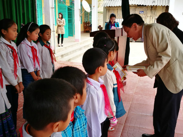 Ông Nguyễn Anh Tuấn, Trưởng Ban tổ chức Giải golf Vì trẻ em Việt Nam, Tổng Biên tập Tạp chí Nhà đầu tư trao học bổng cho học sinh Điện Biên.