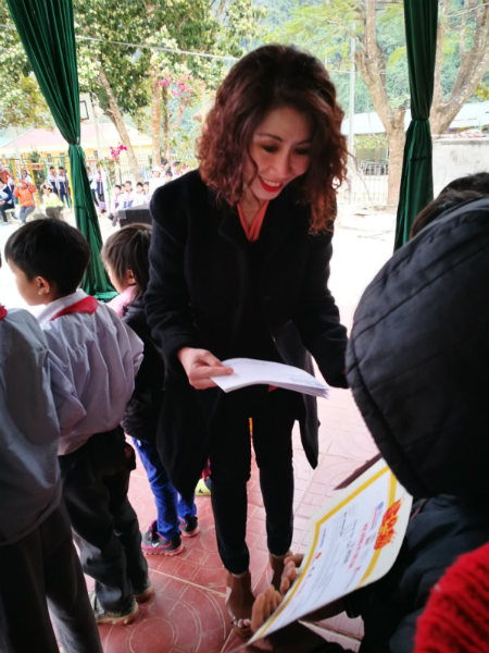 Bà Lê Từ Cẩm Ly, Giám đốc Pháp lý và Đối ngoại Công ty TNHH Coca-Cola Việt Nam trao học bổng cho các em học sinh.