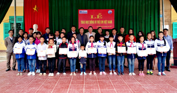 Đoàn Công tác Quỹ giải golf Vì trẻ em Việt Nam chụp ảnh kỷ niệm cùng lãnh đạo Báo Điện Biên, lãnh đạo địa phương, các thầy cô giáo và học sinh nhận học bổng ngày 25/2/2017.