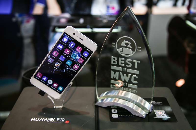 Kênh truyền thông Android Authority đã tôn vinh giải thưởng Huawei P10 là sản phẩm điện thoại thông minh “Xuất sắc nhất MWC 2017: Điện thoại thông minh tốt nhất”. Phóng viên công nghệ yêu thích chế độ chụp chân dung bằng camera kép và phiên bản màu xanh Dương huyền thoại. Android Authority có 23 triệu độc giả mỗi tháng.
