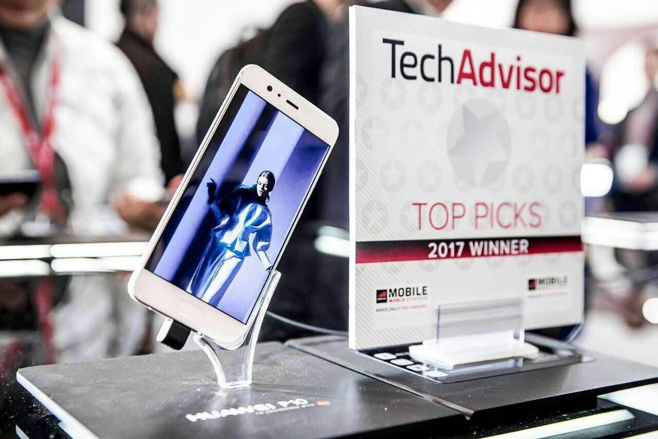 TechAvisor trao cho chiếc Huawei P10 giải thưởng “Top pick”. Các nhà báo công nghệ đã hướng sự quan tâm của mình vào chế độ chụp chân dung và chụp góc rộng của camera trước. TechAdvisor đã có hơn 14 triệu độc giả một tháng. 