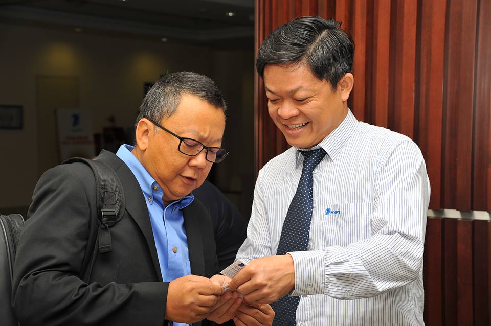 Ông Nguyễn Hiền Khanh, Giám đốc trung tâm dữ liệu của Tập đoàn Bưu chính Viễn thông Việt Nam (VNPT) trao đổi với ông Patrick – Senior Director - đại diện đối tác Uptime khu vực Đông Nam Á tại Lễ trao chứng chỉ.