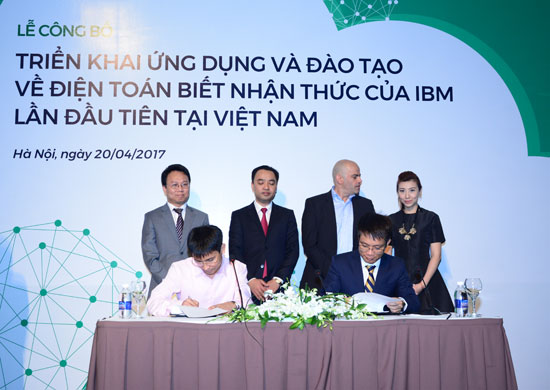 Giám đốc nhóm giải pháp phần mềm của IBM Việt Nam Trần Nguyên Vũ và Chủ tịch HĐQT Công ty Five9 ký kết thỏa thuận hợp tác về ứng dụng và đào tạo điện toán biết nhận thức tại Việt Nam