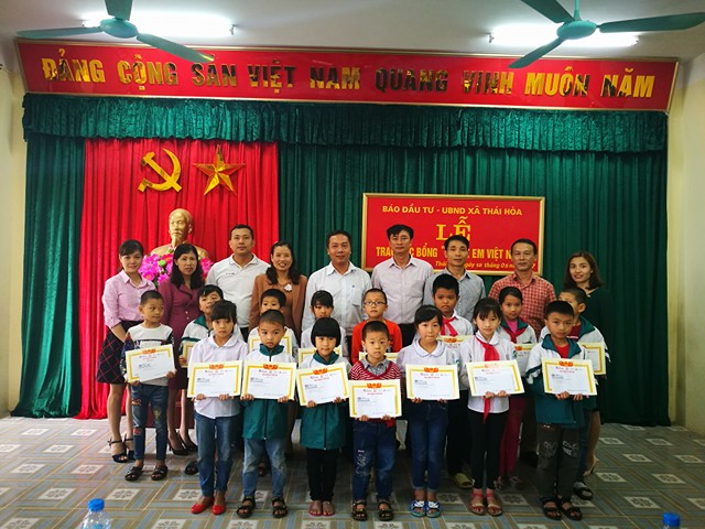 Đoàn công tác Báo Đầu tư, lãnh đạo xã Thái Hoà, Ban Giám hiệu trường Tiểu học Thái Hoà chụp ảnh lưu niệm cùng các em học sinh.