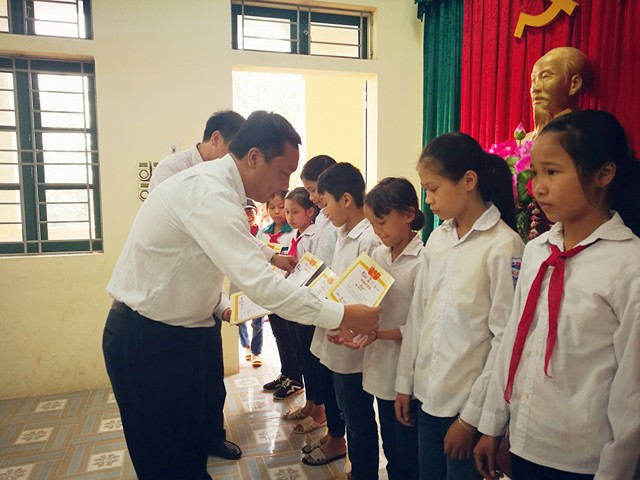 Ông Lê Trọng Minh trao học bổng cho các em học sinh trường THCS Thái Hòa.
