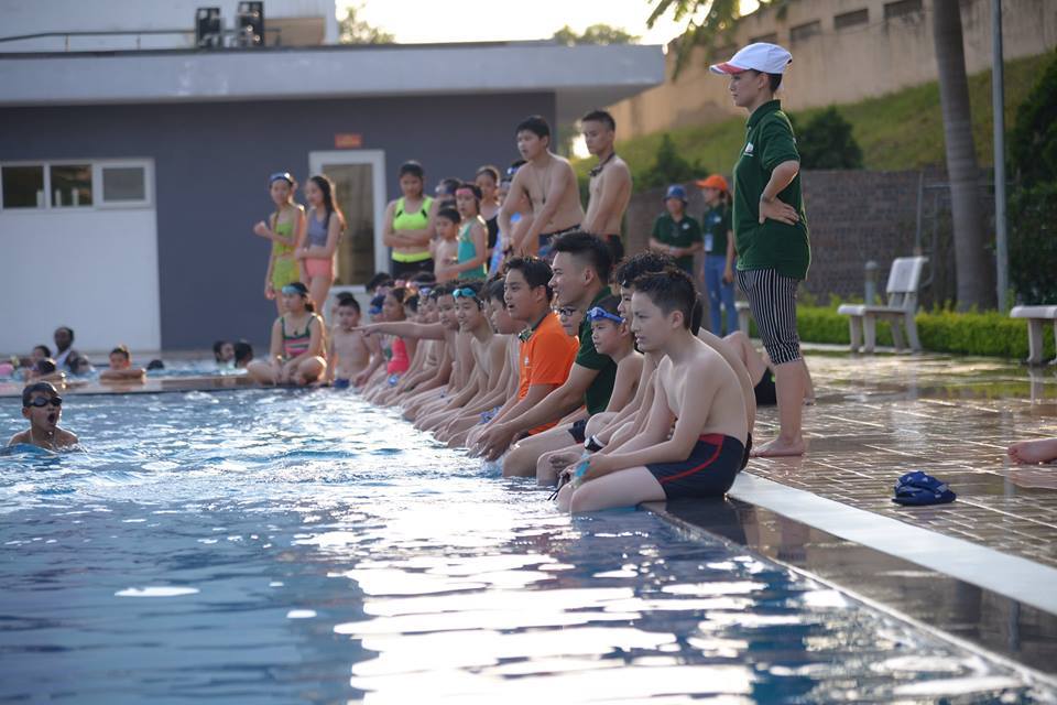 Trong thời tiết nắng nóng, môn bơi lội tại bể bơi tiêu chuẩn 5 sao được rất nhiều em chọn lựa.