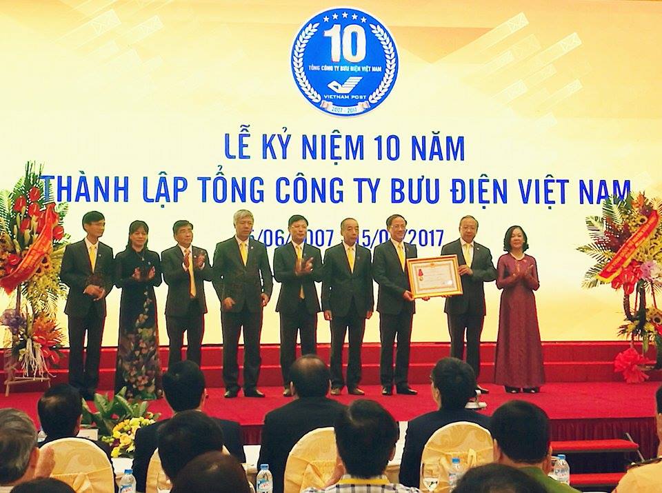 Thay mặt lãnh đạo Đảng, Nhà nước Bà Trương Thị Mai, Uỷ viên Bộ Chính trị, Trưởng ban Dân vận Trung ương đã trao tặng Huân chương Lao động hạng Ba cho Tổng Công ty Bưu điện Việt Nam. 