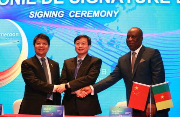  CEO luân phiên Huawei Guo Ping (bên trái), CEO của China Unicom Lu Yimin (giữa), và Tổng giám đốc Camtel David Nkote (bên phải) ký kết hợp đồng
