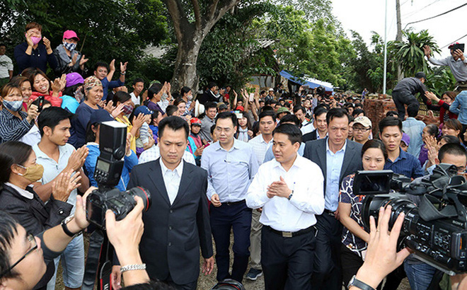 Chủ tịch UBND TP Hà Nội Nguyễn Đức Chung đến gặp gỡ, đối thoại với người dân ở xã Đồng Tâm. Ảnh: Doãn Tấn - TTXVN.